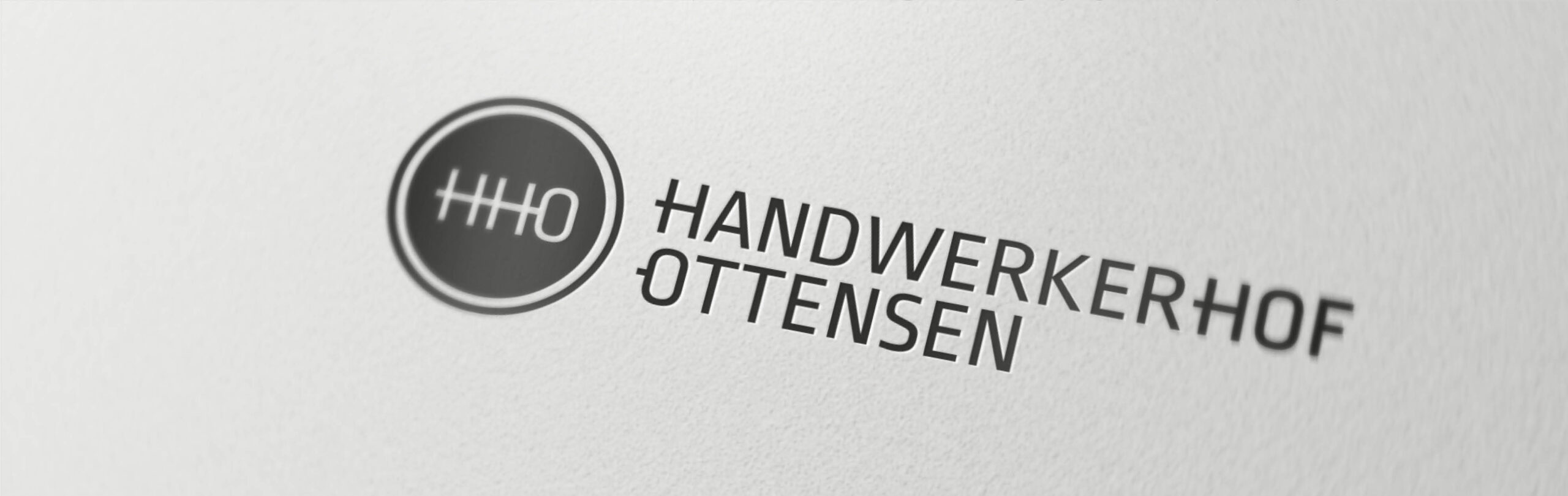 Logoentwicklung Handwerkerhof Ottensen Logo des Handwerkerhof Ottensen mit kreisförmigem Symbol und moderner Schrift auf weißem Hintergrund.