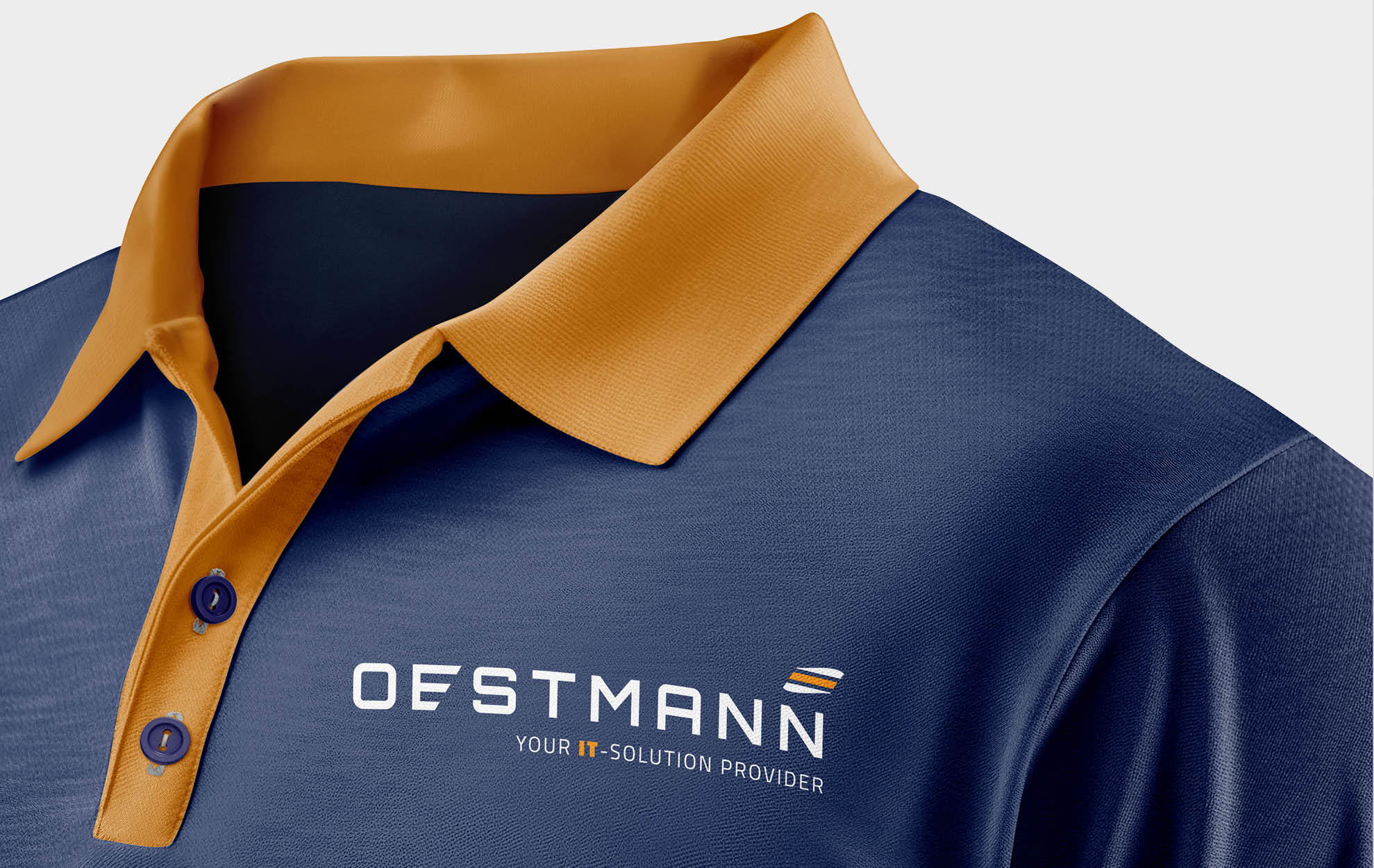 Oestmann Firmenkleidung im Corporate Design Polohemd im Corporate Design der Oestmann GmbH in Blau und Gelb mit gesticktem Logo und Claim „Your IT-Solution Provider“.