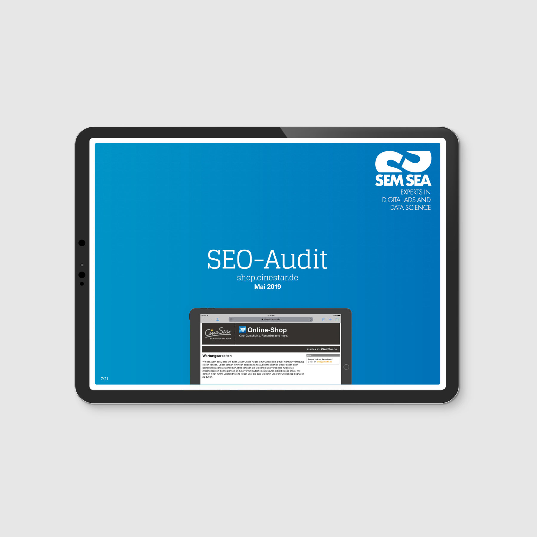 SEMSEA SEO-Audit Präsentation auf Tablet mit Corporate Design in Blau, inklusive Beispielseite eines Online-Shops.