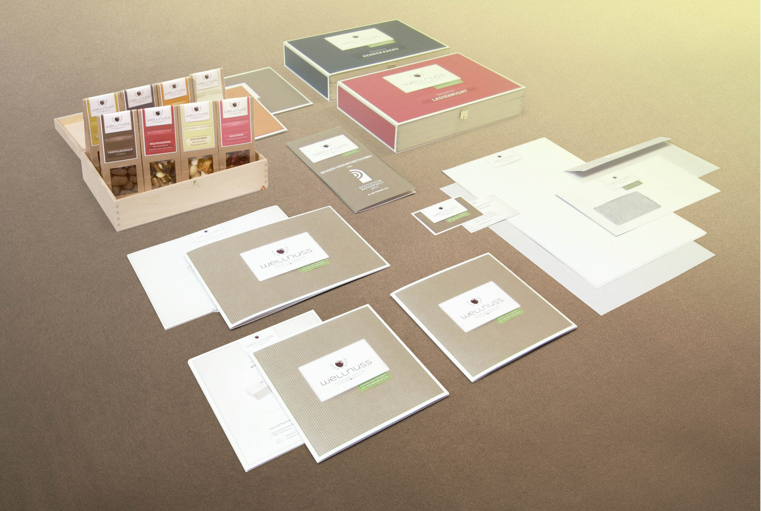 Wellnuss – Corporate Design Gesamtauftritt Komplettes Corporate Design von Wellnuss Premium Snacks mit Verpackungen, Broschüren, Geschäftsausstattung und Markenmaterialien.