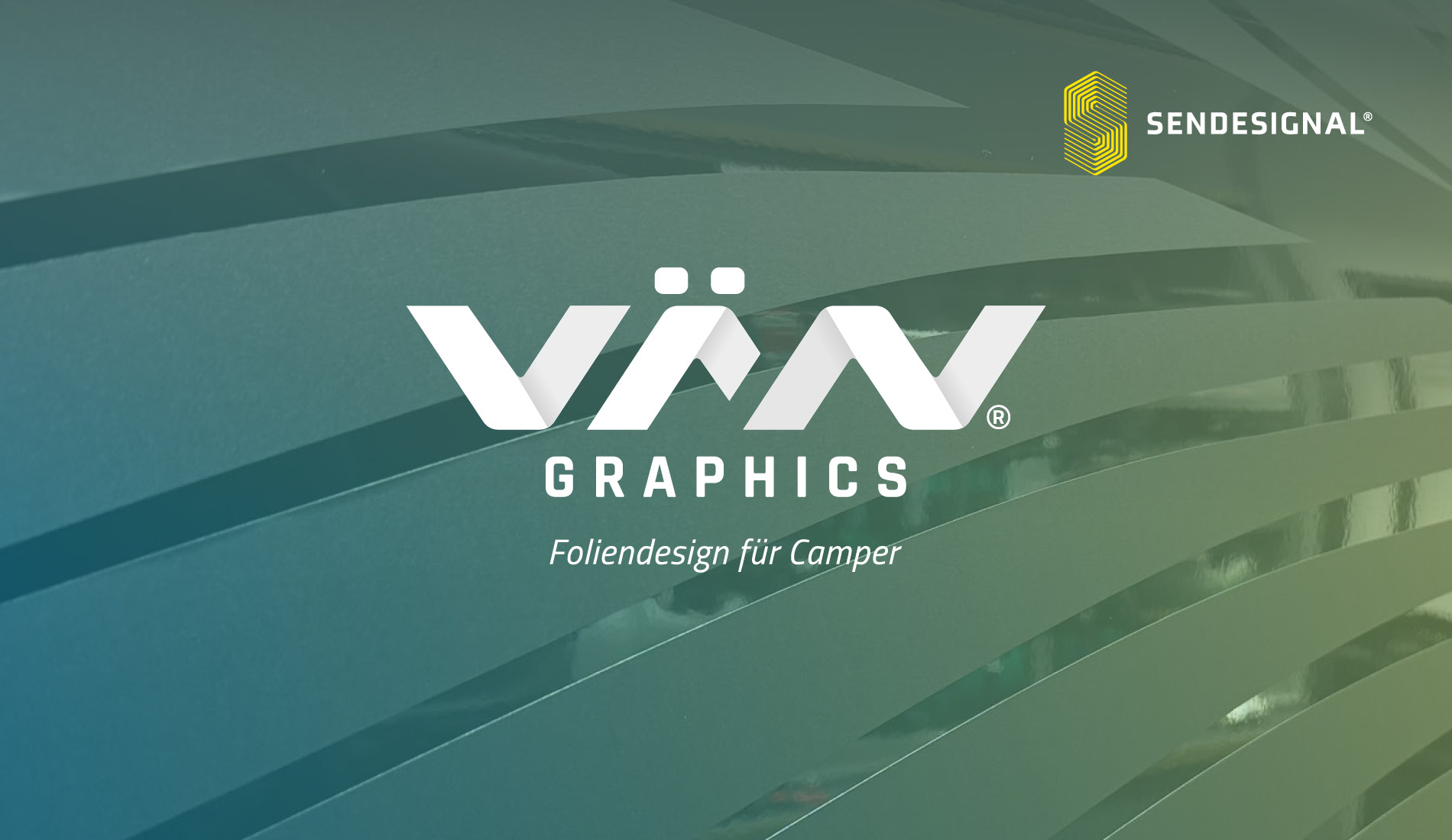 VÄN Graphics Logo mit Claim „Foliendesign für Camper“ auf grün-gelbem Farbverlauf mit Folienstreifen, oben rechts das Sendesignal-Logo.