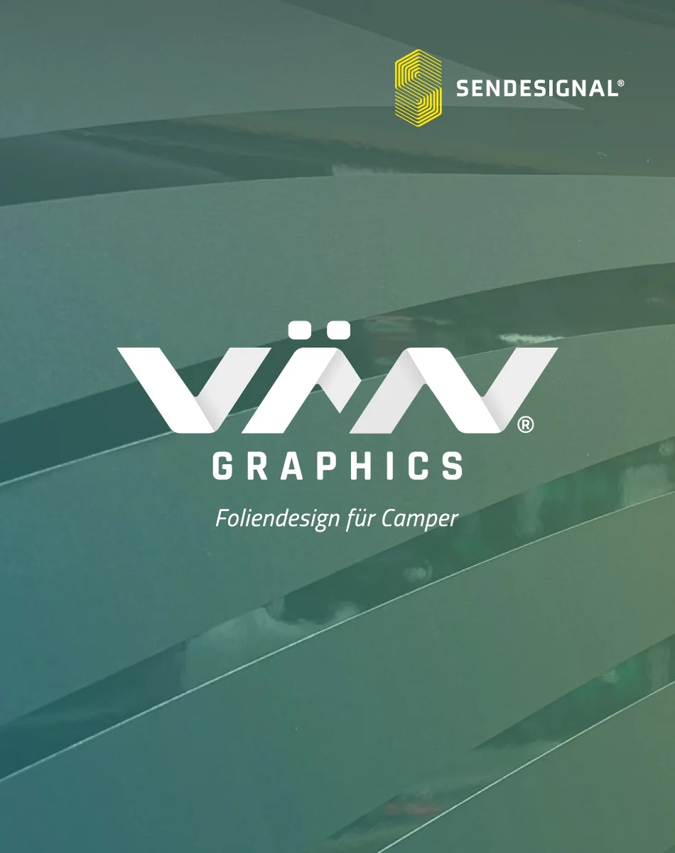 VÄN Graphics Logo mit Claim „Foliendesign für Camper“ im Hochformat auf grün-türkisem Farbverlauf mit Folienstreifen, oben rechts das Sendesignal-Logo.