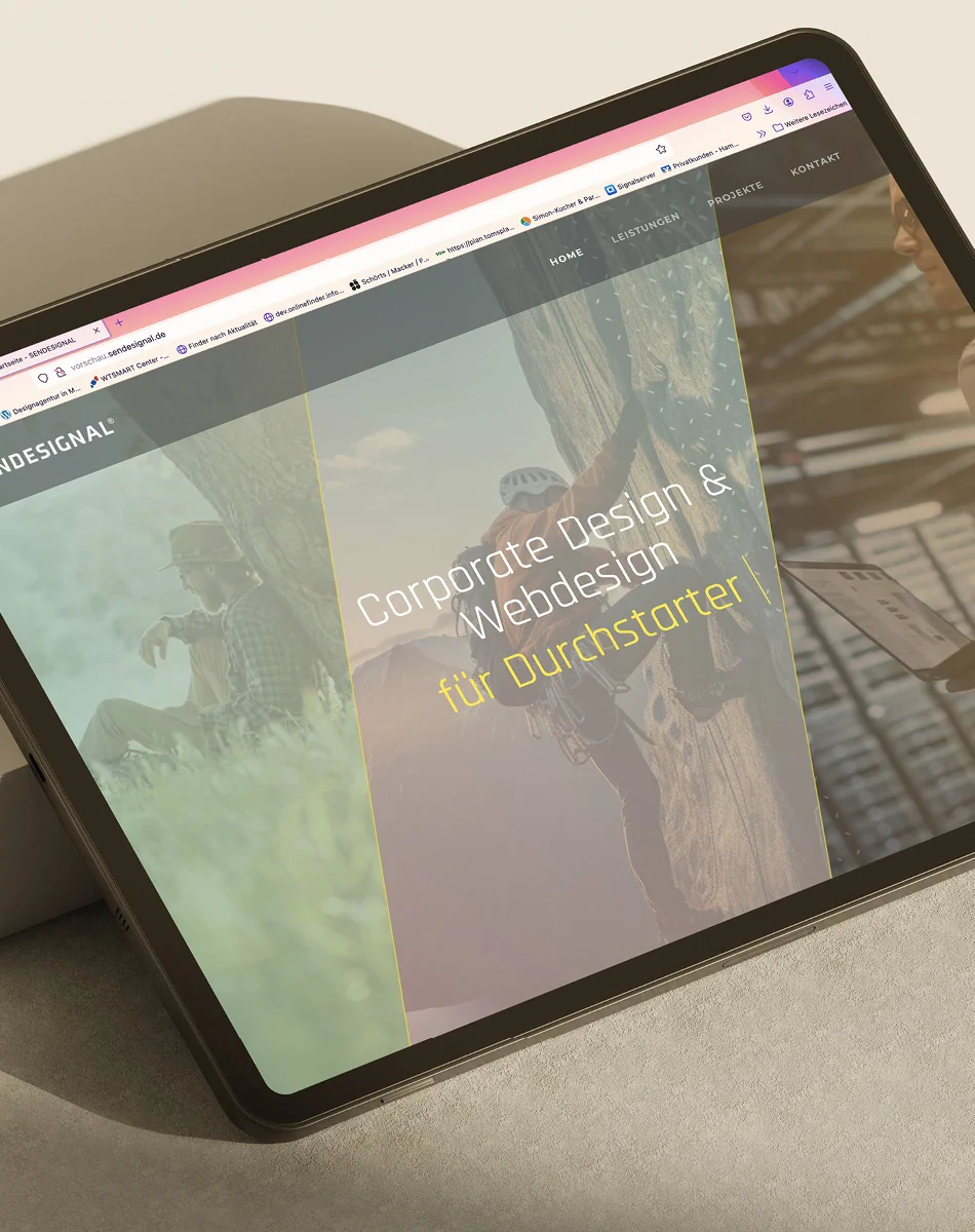 Tablet zeigt die Sendesignal-Startseite mit dem Schriftzug Corporate Design und Webdesign für Durchstarter vor dem Bild eines Kletterers.
